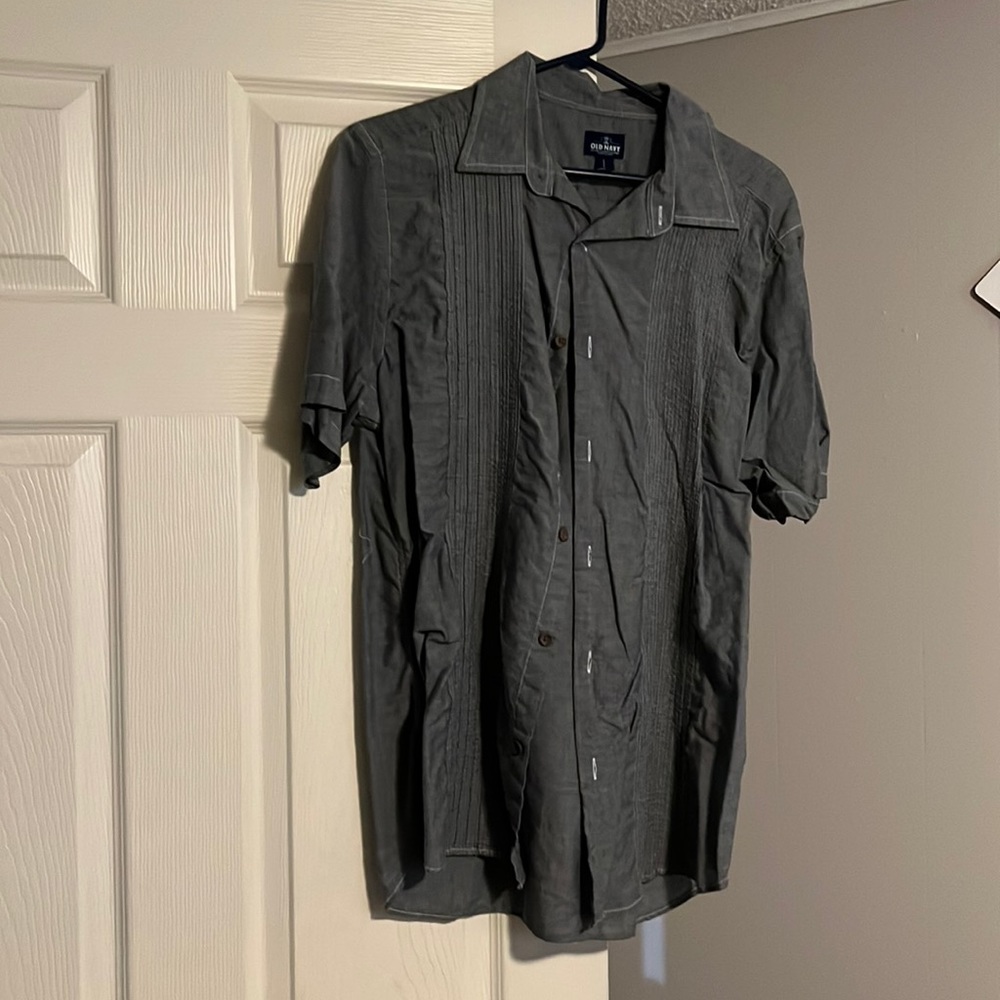 Men’s grey button up shirt